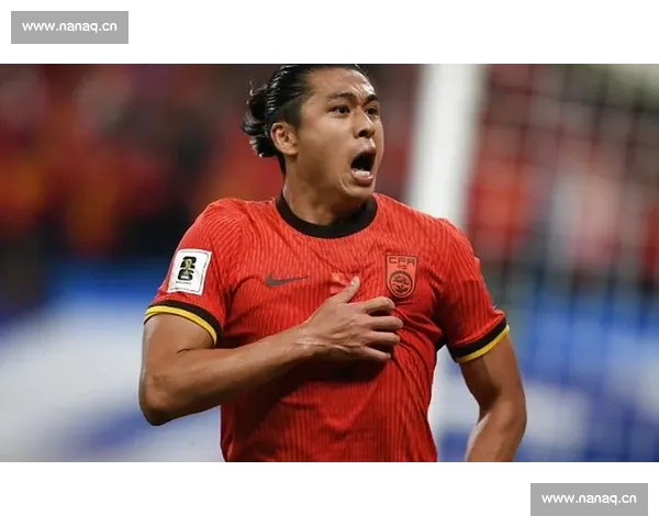 今晚焦点足球大战豪门正面对决球迷热情高涨谁能笑到最后拭目以待 今晚焦点足球大战豪门正面对决球迷热情高涨谁能笑到最后拭目以待