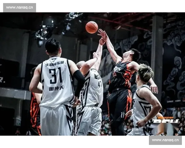 最新篮球赛事直播比分实时更新全场数据分析精彩回顾 最新篮球赛事直播比分实时更新全场数据分析精彩回顾